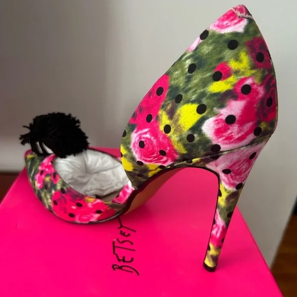 NWT Betsey Johnson funky pumps, size 9 1/2 US, new & never worn. - Picture 2 of 6